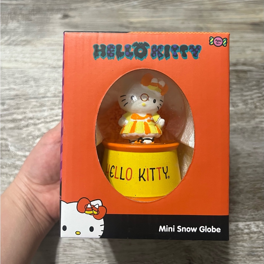 Hello Kitty Mini Halloween Snowglobe